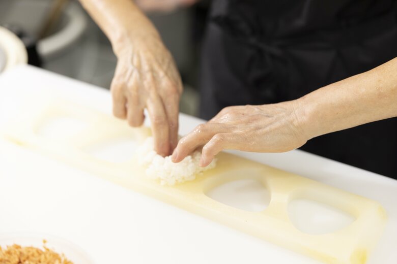 4／ご飯をたっぷり型のうえにふんわりと広げる。具をのせるため、ご飯にくぼみを作る