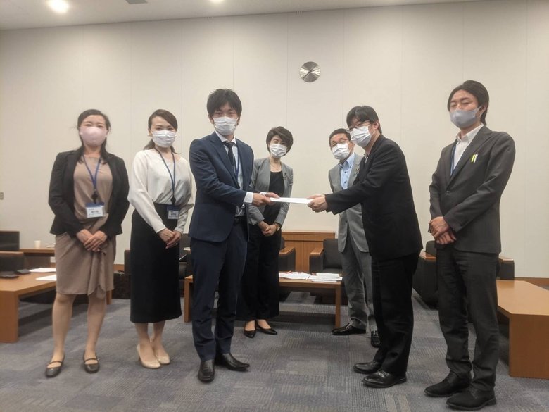 文科省へ発達障害の意見書を提出する赤平さん