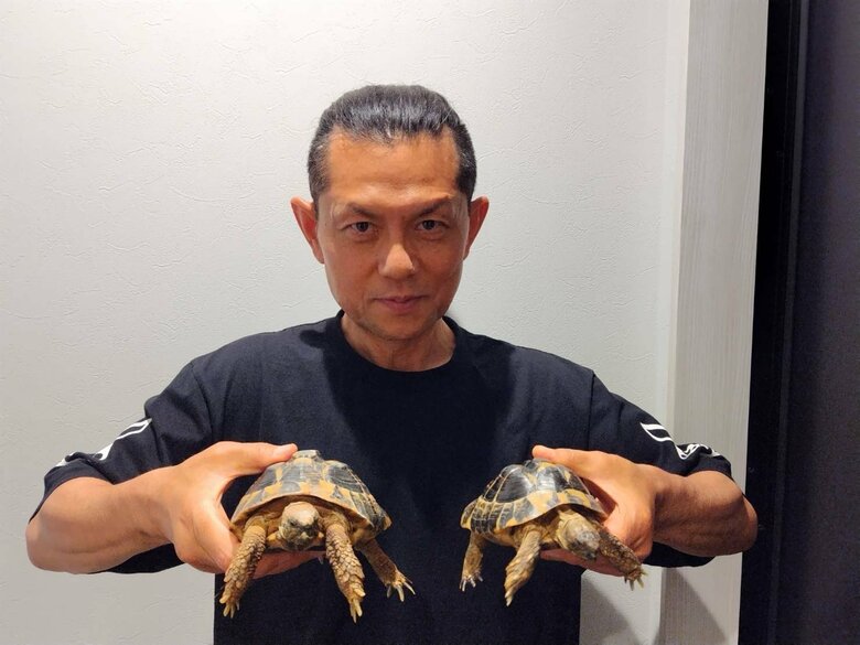生き物好きで知られ、カメを愛でる的場さん