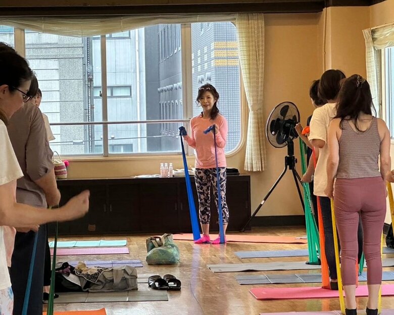 べっぴん塾でレッスンをするシルクさん