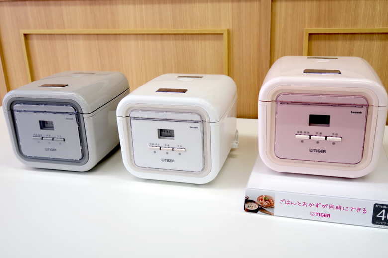 ▲3合炊きの「マイコン炊飯ジャー＜炊きたて＞ JAJ-G550」は、コーラルピンク、ナチュラルホワイト、アッシュグレーの3色。
サイズは約幅21.9×奥行27.3×高さ19.1cm.。