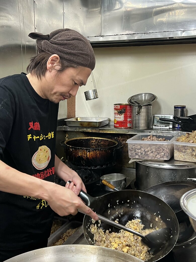 実家の中華料理屋「丸鶴」の味を守るため、26年ぶりに父のもとで修業