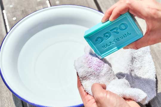 ウタマロ石けんの使い方2汚れた部分に直接塗り込む