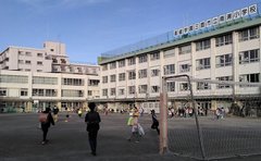 「小1の壁対策なるか 」朝7時半から校庭開放した三鷹市「子どもの居場所づくり」開始から半年で見えた成果と課題
