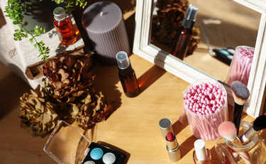 人気メイクアップYouTuberの「トレンドの“赤”で簡単！あか抜けメイク」