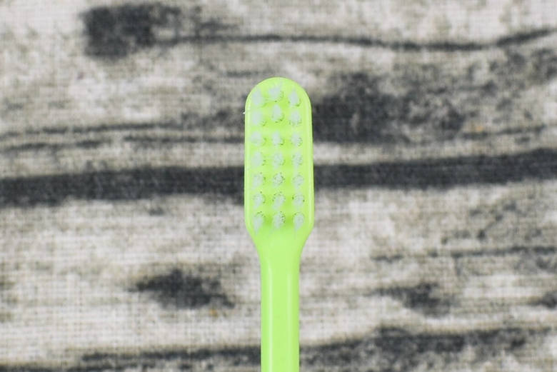 ダイソーのおすすめ商品「磨きやすい 歯ブラシ 先細」の使用画像