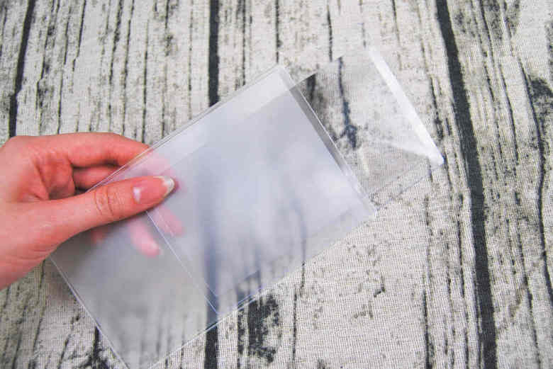 ダイソーの人気文房具「フラットレンズ 文庫本サイズ」を手に持った画像