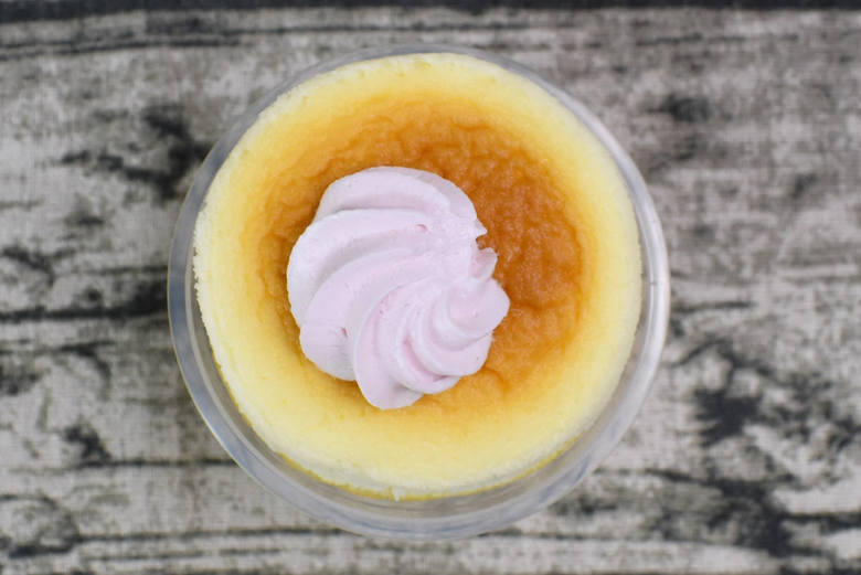 ファミマの人気スイーツ「スフレ・プリン ストロベリー」の実物画像02