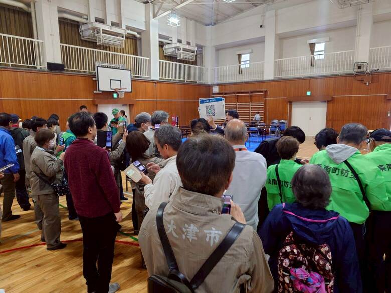 エアノックの仕組みを応用して避難所での混雑状況の把握をする実証実験の様子