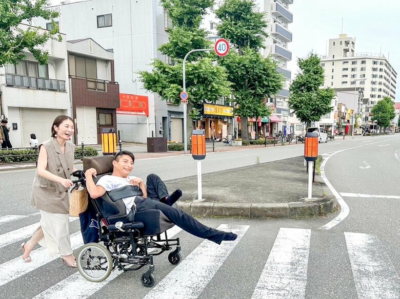 ハイヒールで車椅子を押す織恵さん