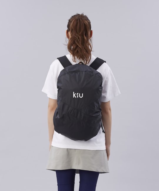 ▲KiU 2WAY バックパックカバー 3024円／ワールドパーティー