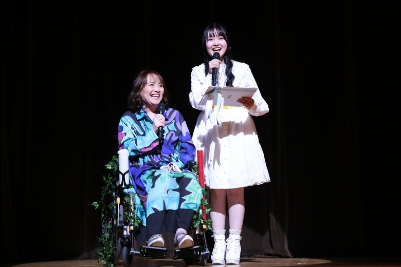 司会を務める井上あずみさんと娘の侑夕さん