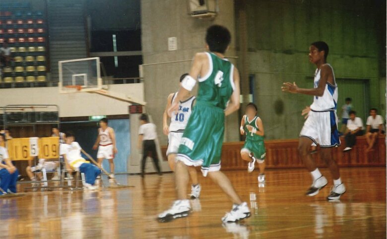 バスケットに夢中になった中学時代。右が副島さん