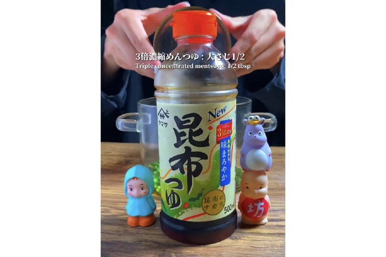 【作り方5】めんつゆ（3倍濃縮）大さじ1/2を投入