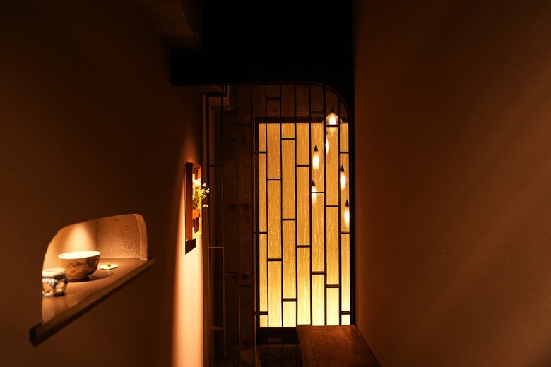 予約の取れない店「賛否両論」の店内はおしゃれでシックな空間