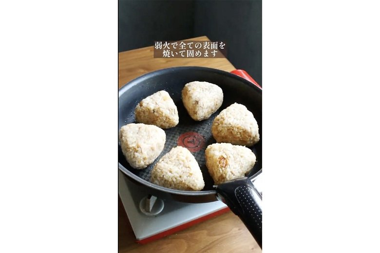 【作り方9】弱火ですべての面を焼いて表面を固める