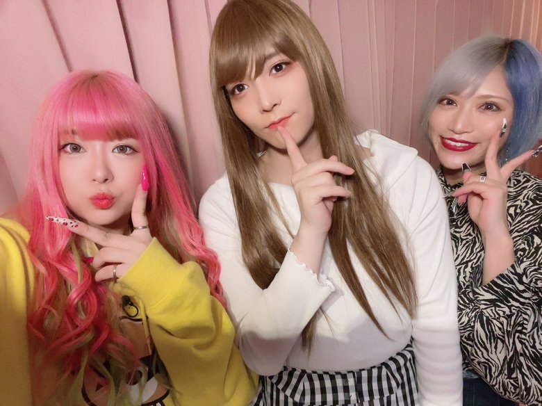 お笑いトリオ「ぱーてぃーちゃん」メンバーと一緒にギャルになったすがちゃん最高No.1