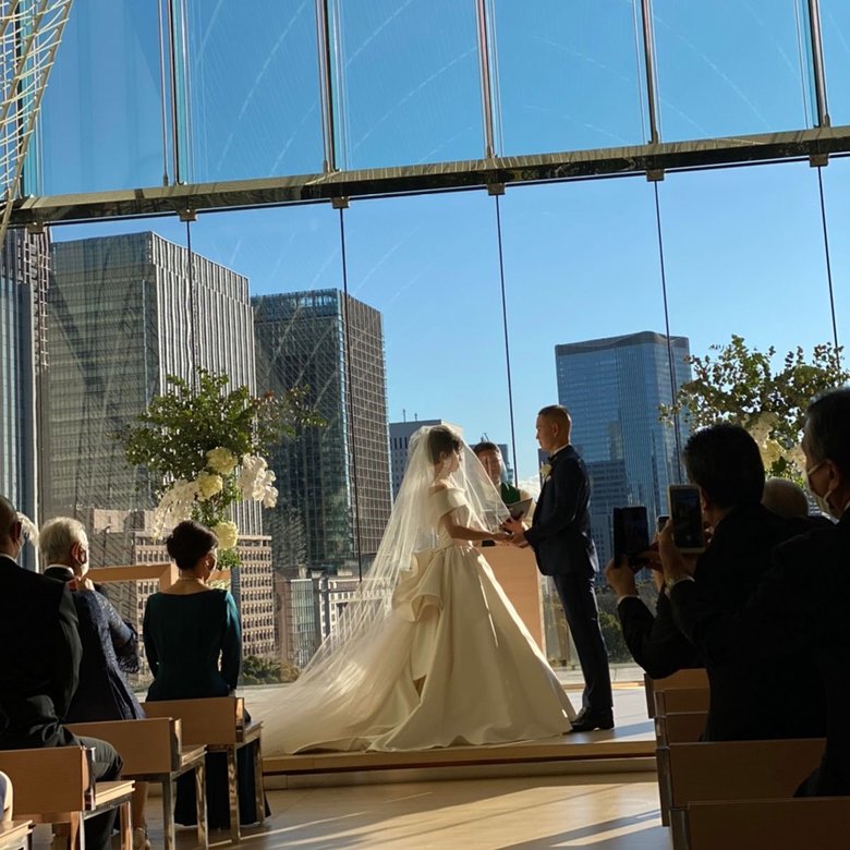 闘病を支えた妻・真優さんとの結婚式での1枚