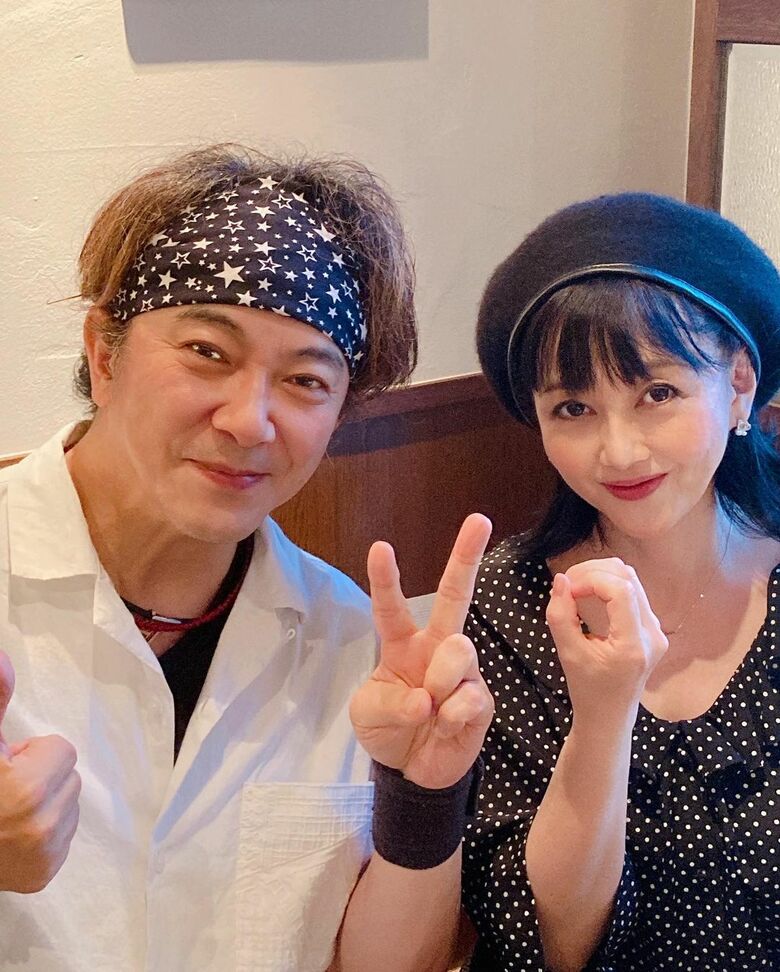 2022年7月に結婚20周年を家族でお祝いした際のご夫婦のツーショット／浅香唯インスタグラム（yui_asaka_official）より