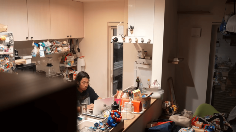 自宅でYouTubeの編集をするつばささん。夜通し作業することも