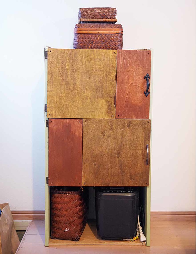 3段ボックスに木の扉をつけて収納棚に