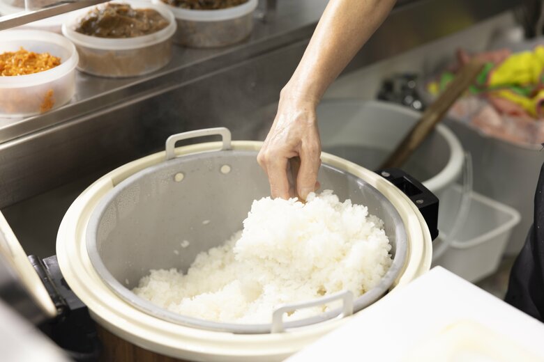 1／炊き上がったご飯は、炊飯器の底までしゃもじを入れて、しっかり空気を入れる