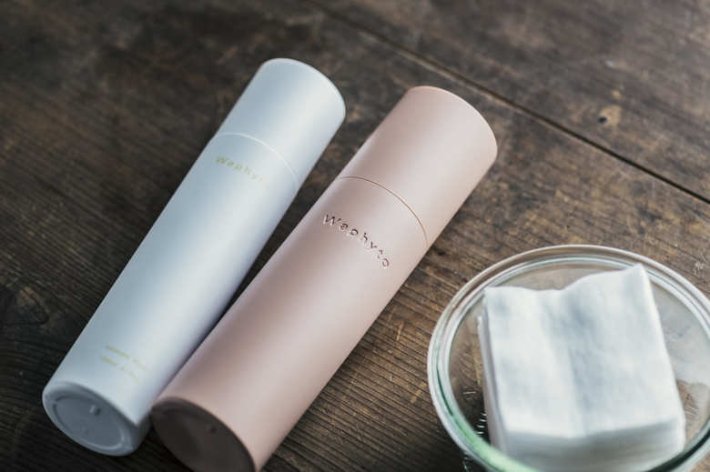 （右）レジェナ トナー 145ml 5000円（税抜）、（左）インティメイト ウォッシュ 120ml 2500円（税抜） 