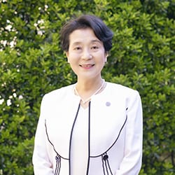 恵泉女学園大学学長、発達心理学（親子関係や家族問題）が専門。母親の育児ストレスなどを研究し、書籍・雑誌への執筆、講演も多数。近著に「もう悩まない！自己肯定の幸せ子育て」（河出書房新社）、「女性の一生」（日本評論社）など。