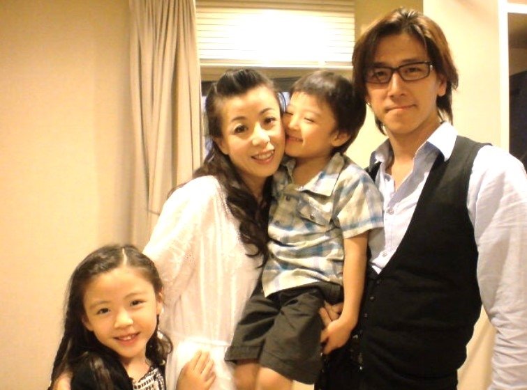 采明さんと元聖さんもかわいらしい14年前の家族ショット