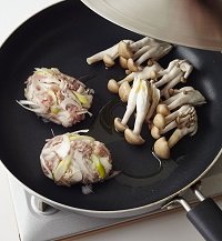[２品同時加熱]
ごま油少々(分量外)を熱したフライパンに、成形したお肉としめじを並べ、ふたをして中火で約3分、蒸し焼きにする。ハンバーグの上下を返して、さらに弱火で約3分蒸し焼きにし、ハンバーグをとり出す。しめじにBを加えてあえる。