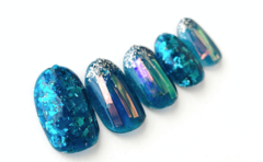 ただ塗り重ねるだけで完成！「深海ネイル」はクラッシュホロの使い方が新しい