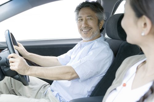 奧さんのことを忘れて不倫相手とドライブを楽しむ男性