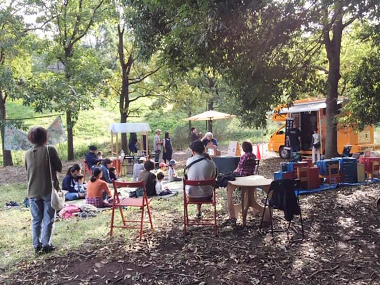 公園で開催されたブックカフェ
