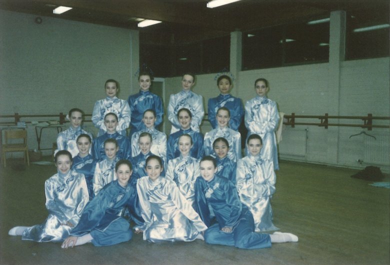 全寮制のバレエスクールに在籍していたころの高野さん（前列右から2番目）