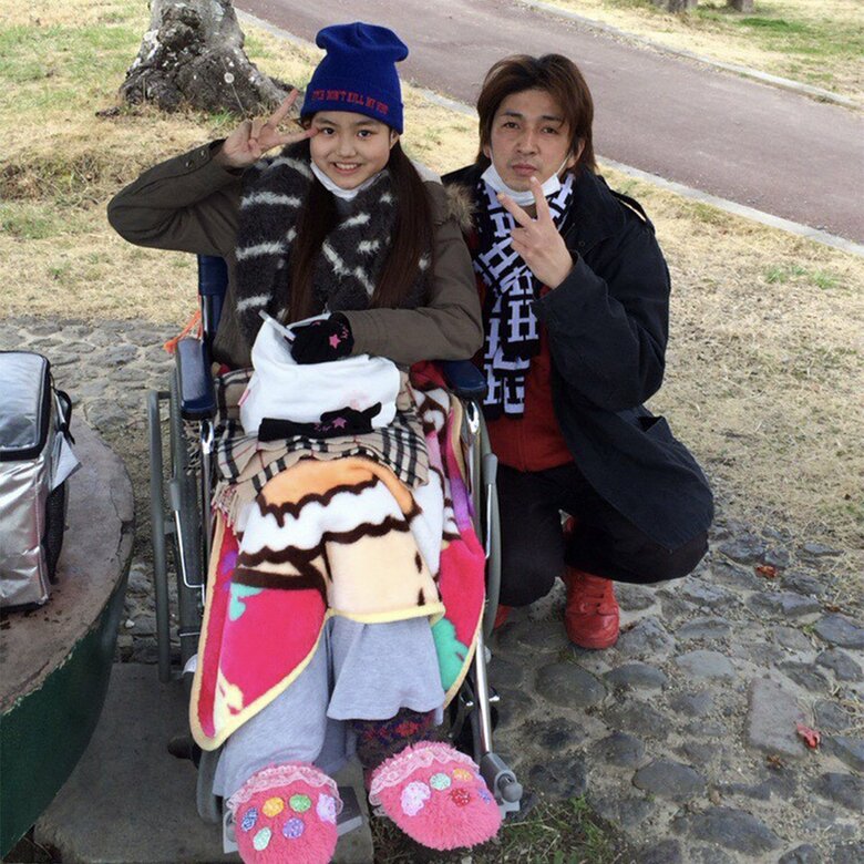 お父さんと笑顔でピースを決める海音さん