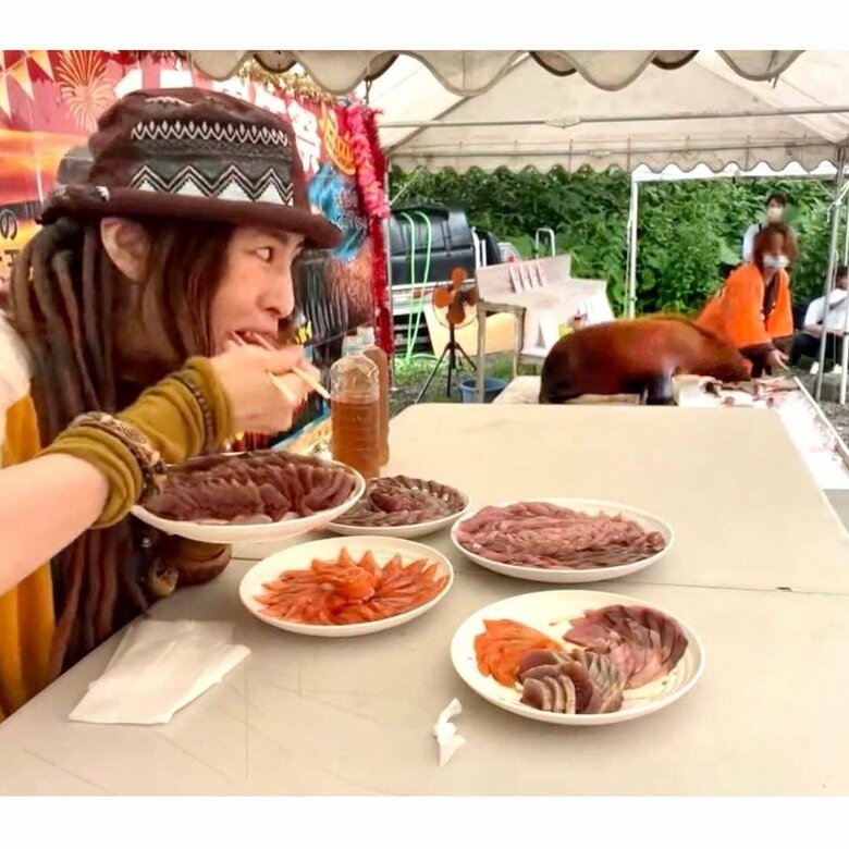 刺身でアザラシと大食いを競う！