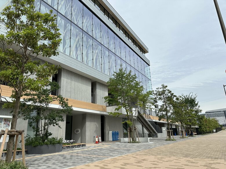 同じ施設に区民センターや図書館が入っている