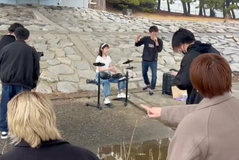 MVの撮影でドラムを演奏するMIZUHOさん