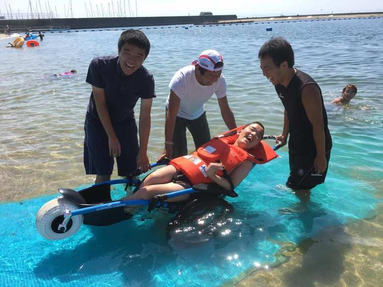 ハンディキャップのある人も楽しめる、ユニバーサルビーチを設立するNPO法人に参画した職員の須磨海岸での活動の様子