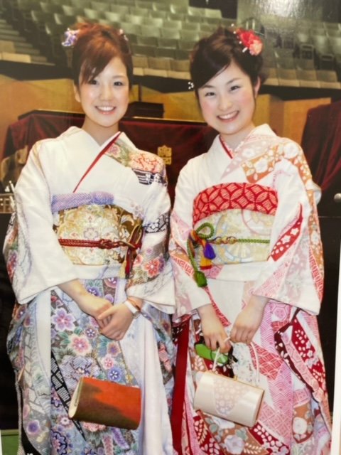 成人式での1枚（左）。アナウンススクールにも通っていた