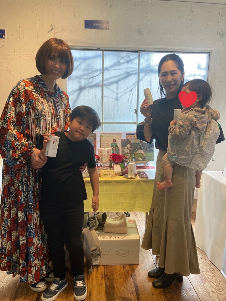 友人で元オリンピック代表（飛び込み）の中川真依さんが展示会に遊びに来てくれたときの様子