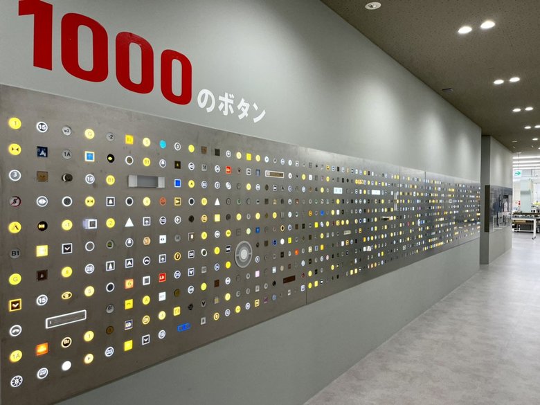 2階のオフィスの一角には話題の「1000のボタン」を設置