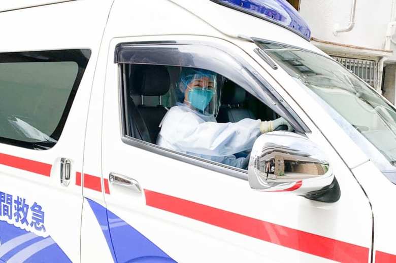 防護服着用で運転する冨岡さん