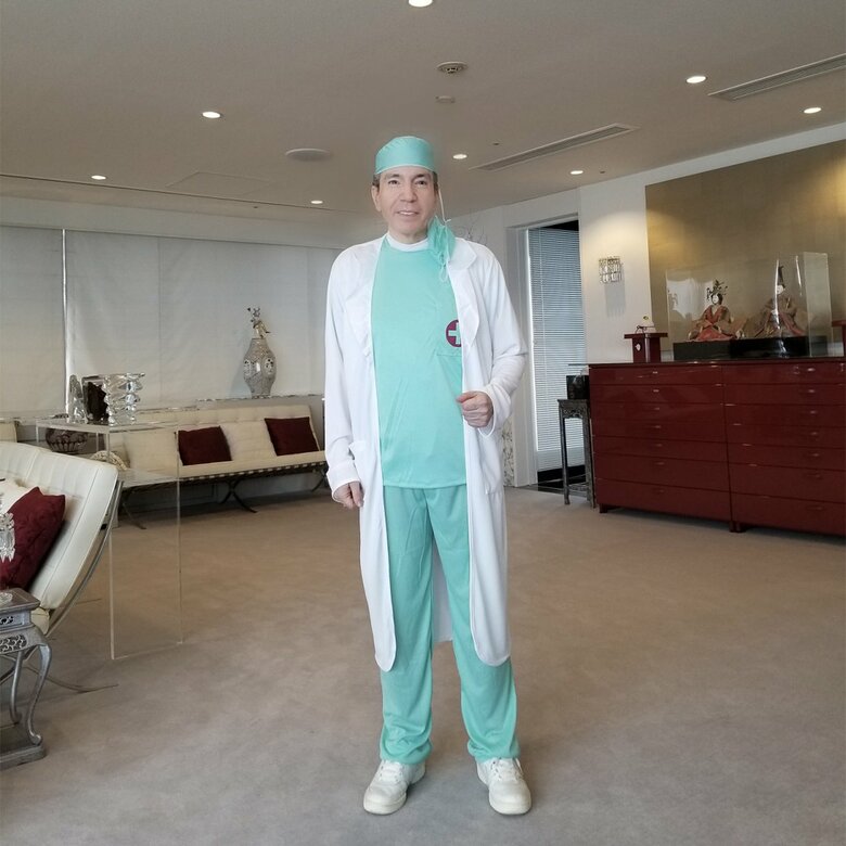 医者のコスプレ姿でサプライズ演出をしたデーブさん