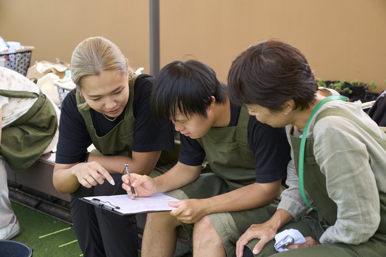 障がいのある農園スタッフをフォローする「お母さん」スタッフたち