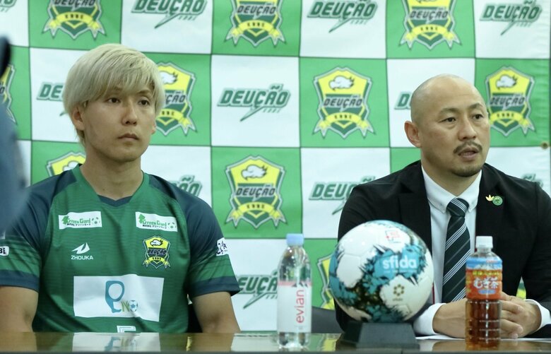 デウソン神戸時代。キャプテンとして記者会見を受ける (c)KOBE FUTSAL SPORTS CLUB