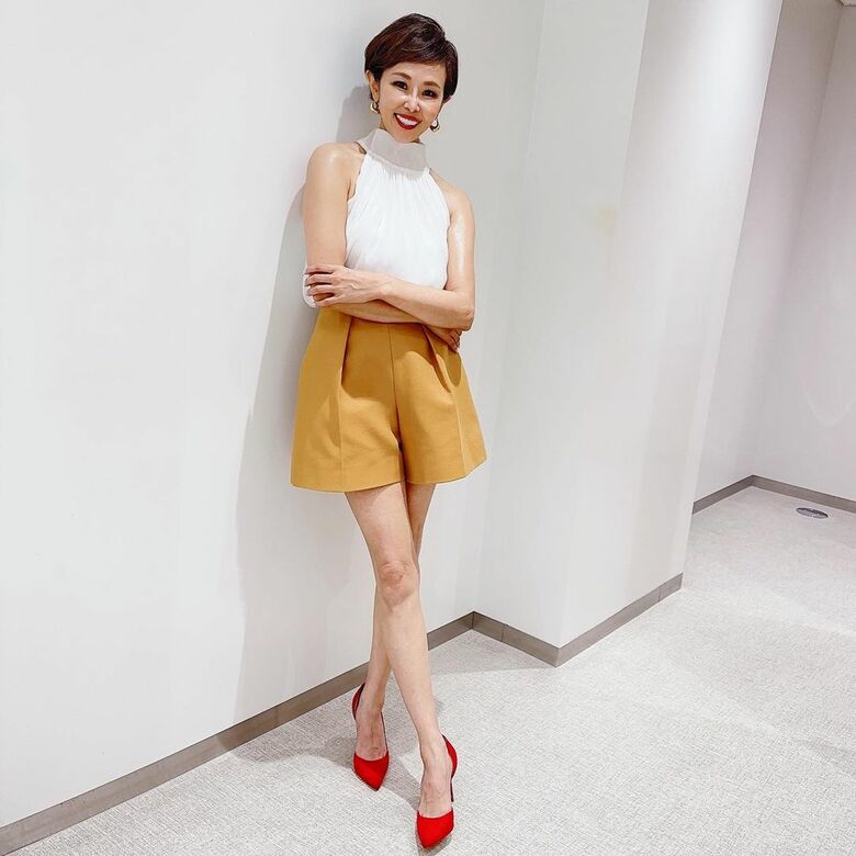 美肌と美脚が光るパーツモデルの金子エミさん（53）（本人のInstagramより）