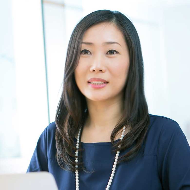 1978年生まれ。アメリカの大学で心理学を専攻。帰国後、外資系企業などを経てネットショップ運営企業に入社。現在はＥCアナリスト・ネット通販コンシェルジュとして活躍。自身でも日常生活のほぼ全ての買い物をオンラインで行い、ユーザー目線かつ運営者としての視点で情報発信。著書に『50歳からのネットショッピング』がある。