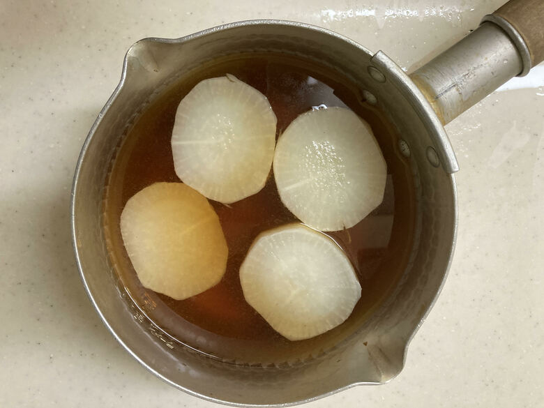 【しみしみ大根の作り方3】大根を冷たい出汁に投入して1分ほど放置し、15分煮込む