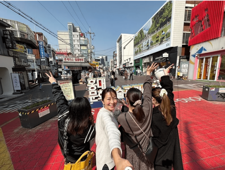 インターン生のみんなと出かけたソウル旅行での一枚。とっても楽しそう！